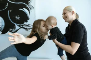 Ma fille insupportable depuis la naissance de son frère : 3 clés