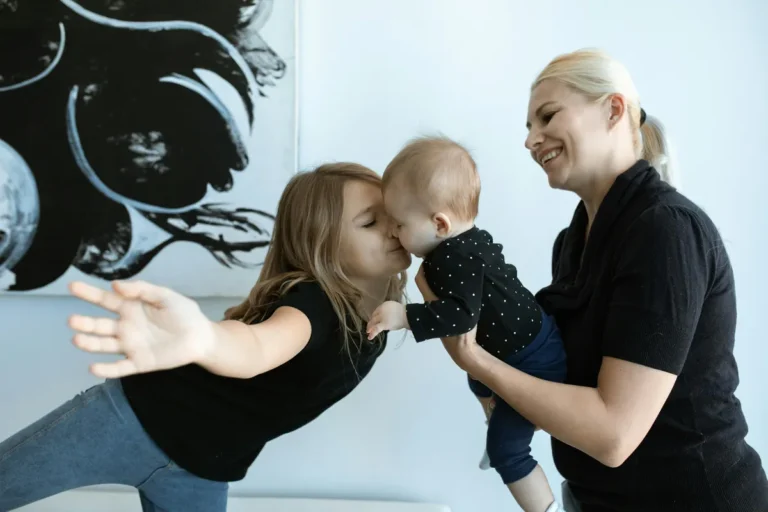 Ma fille insupportable depuis la naissance de son frère : 3 clés