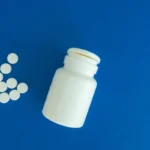 blue-pill man-with-pill prescription-bottle discreet-medication - photo par SHVETS production