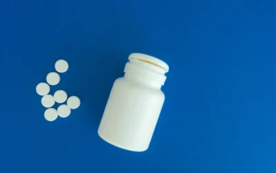 blue-pill man-with-pill prescription-bottle discreet-medication - photo par SHVETS production