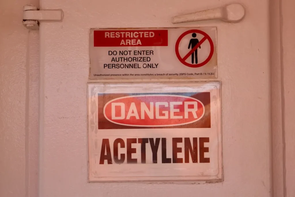 Danger: restricted area with acetylene.