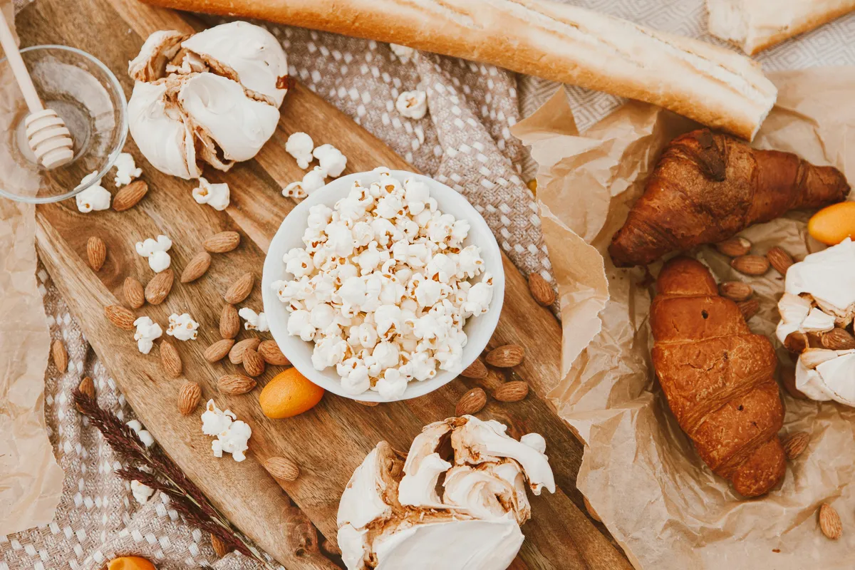 bitter almonds apricot kernels cyanide - photo par ROMAN ODINTSOV