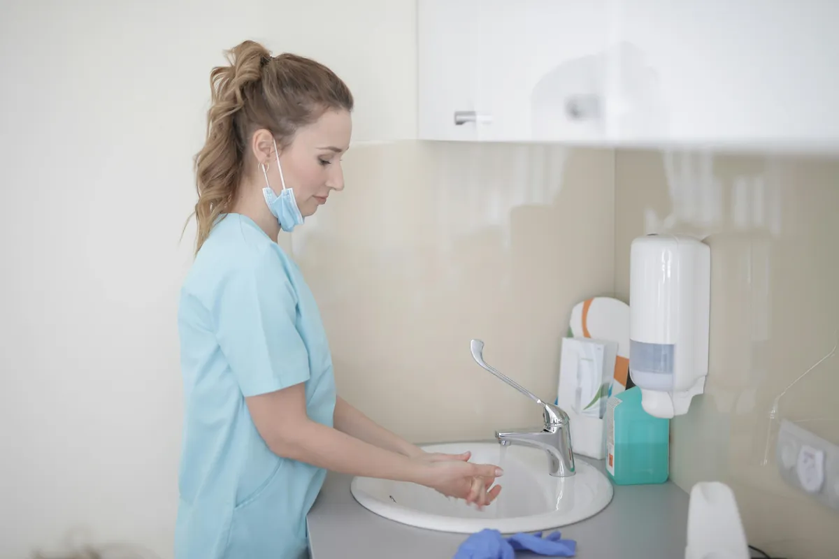 chlorhexidine mouthwash spit no-rinse - photo par Andrea Piacquadio